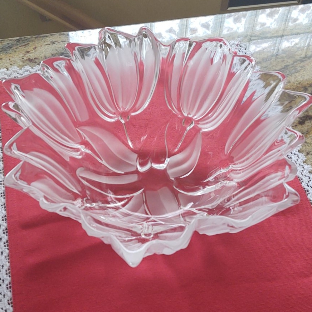 Beautiful tulip pattern glass bowlNWOT - Picture 2 of 5